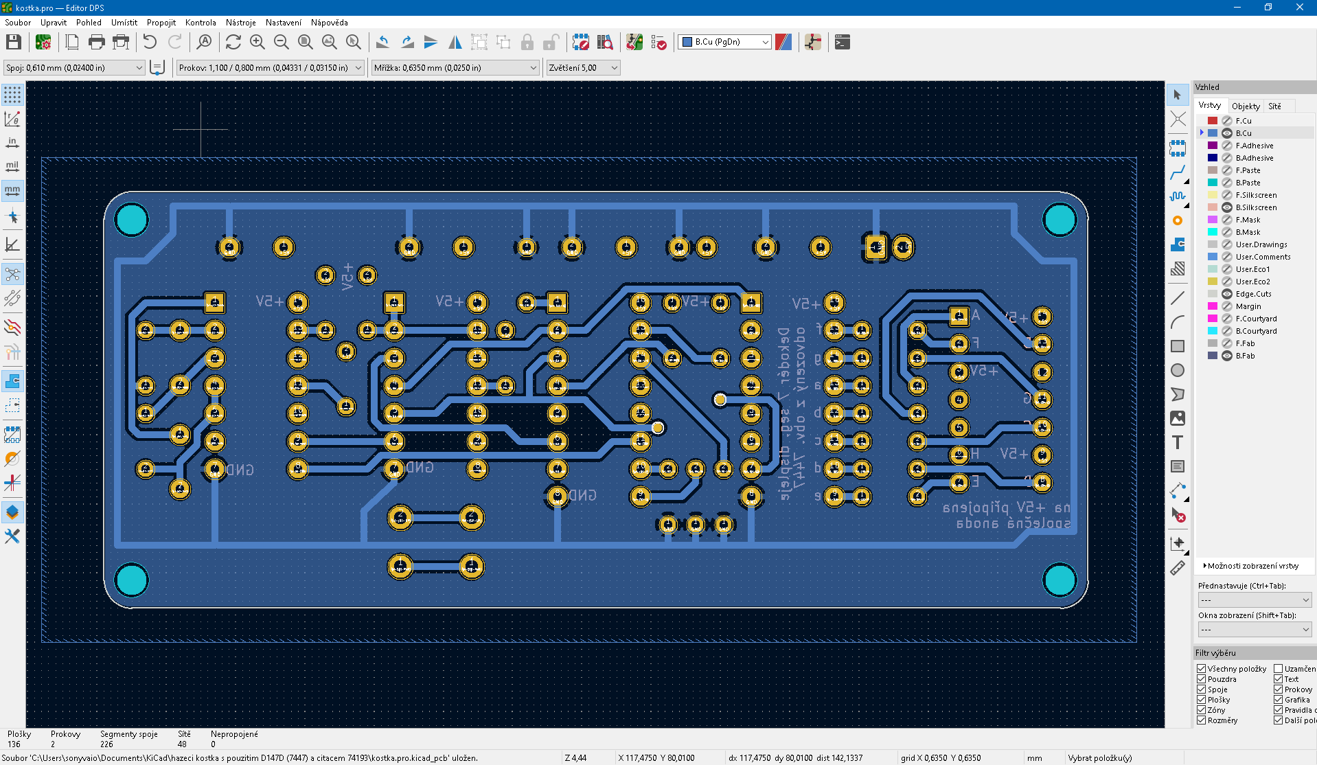 Screenshot programu KiCAD pro návrh PCB zobrazujícího rozmístění součástek na desce plošného spoje s měděnými stopami, pájecími ploškami a panely pro výběr vrstev.