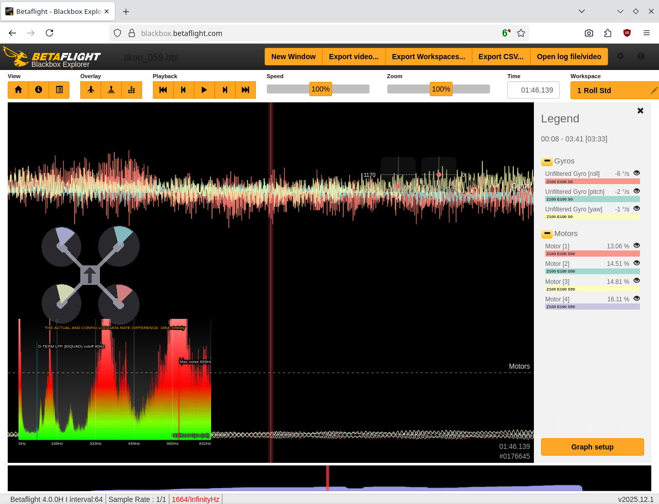 Screenshot webové aplikace Betaflight Blackbox Explorer zobrazující velmi zašuměný signál z gyroskopu s histogramem ukazující zahlcení spektra nad frekvencí odpovídající letovému pohybu.