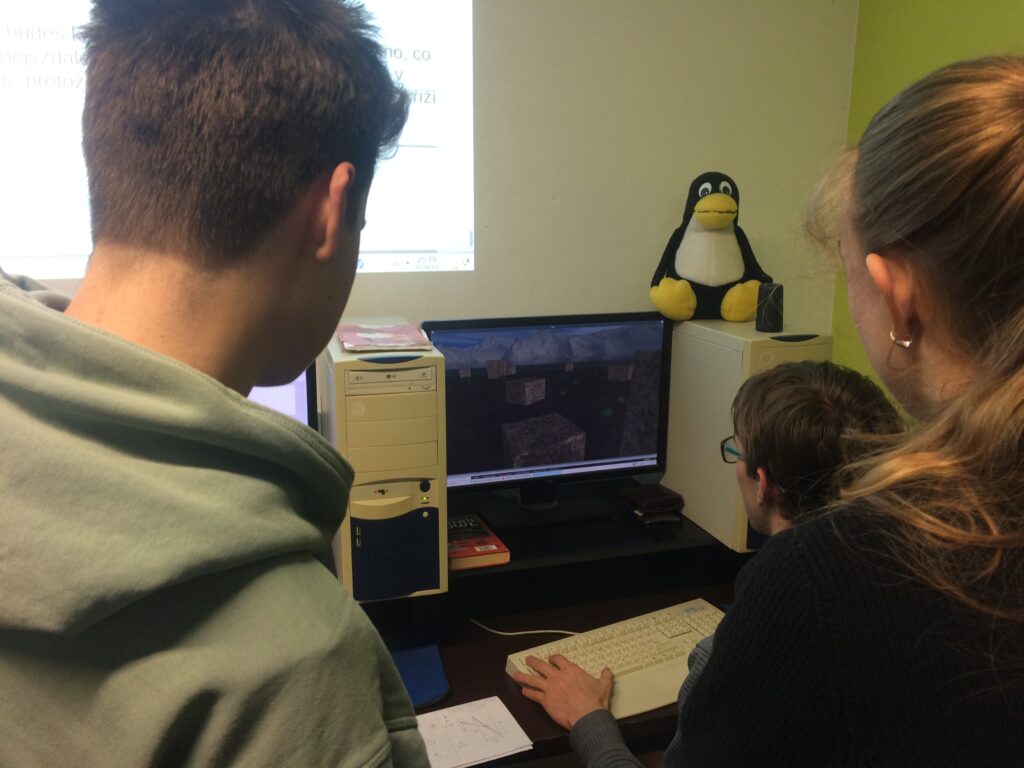 Student předvání gravitaci ve hře.