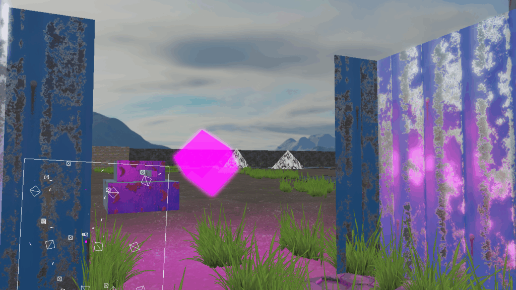 3D scéna s modrými rezavými stěnami, růžovou zářící průhlednou kostkou, trávou, vzdálenými horami a oblačnou oblohou.