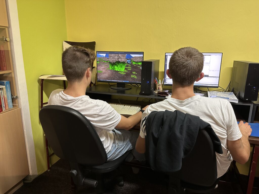 Student má na obrazovce cihlovou budovu a na ní radioaktivní sliz.