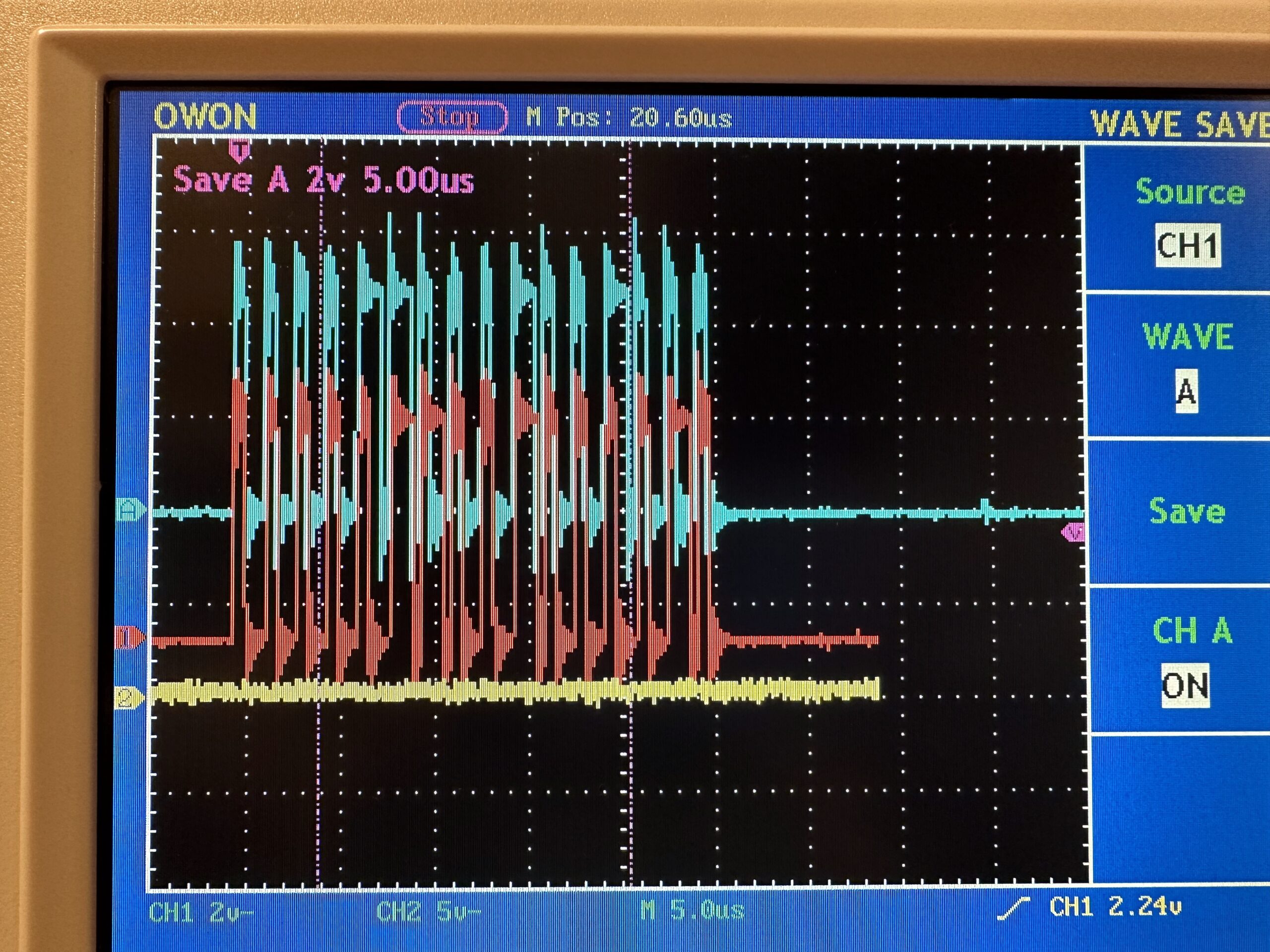 Displej osciloskopu OWON s průběhy CH1, CH2 a M, časová základna 5,00 µs.