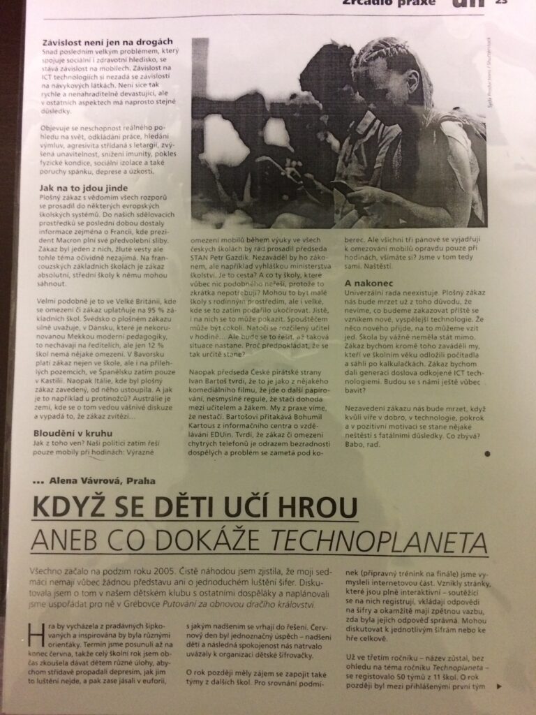 Novinová stránka s článkem nazvaným "KDYŽ SE DĚTI UČÍ HROU ANEB CO DOKÁŽE TECHNOLPLANETA" s černobílou fotografií dětí a okolními textovými sloupci.
