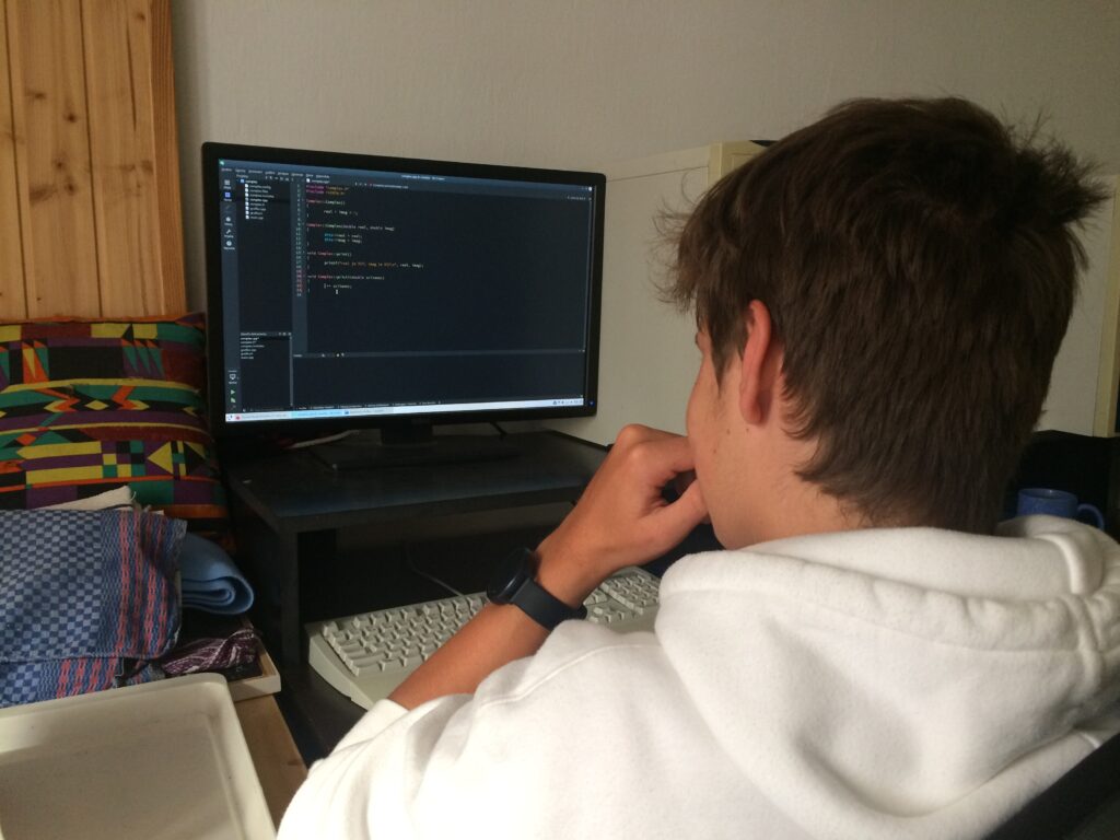 Student zahloubaně kouká na monitor