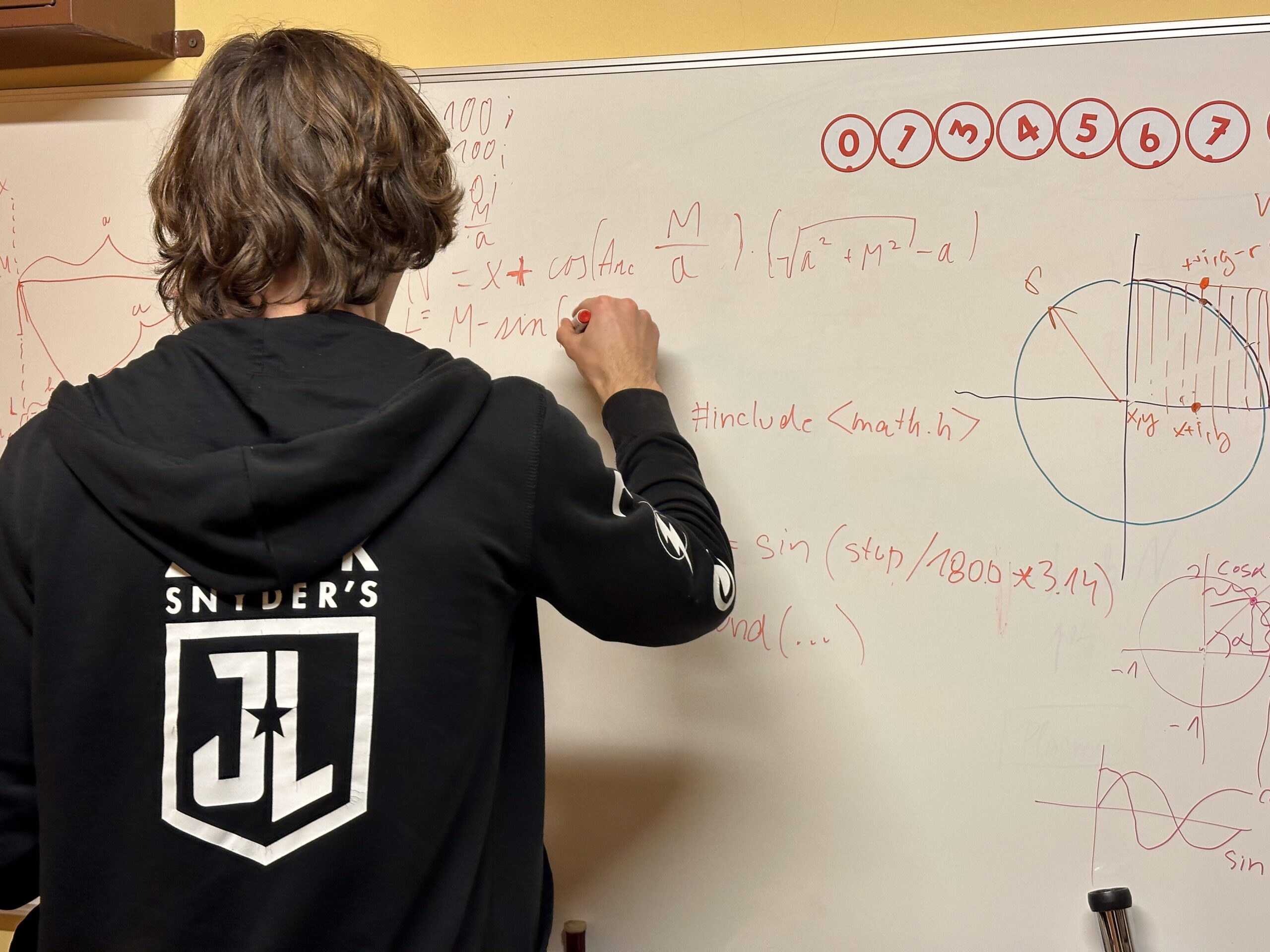 Student píše na tabuli složité goniometrické vzorce.