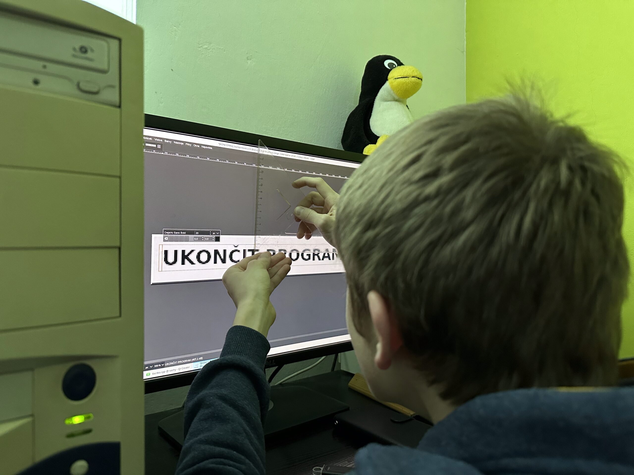 Student měří pravítkem na monitoru počítače