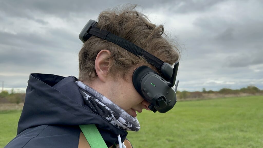 Dron postavený v&nbsp;kroužku poprvé letí s&nbsp;kamerou